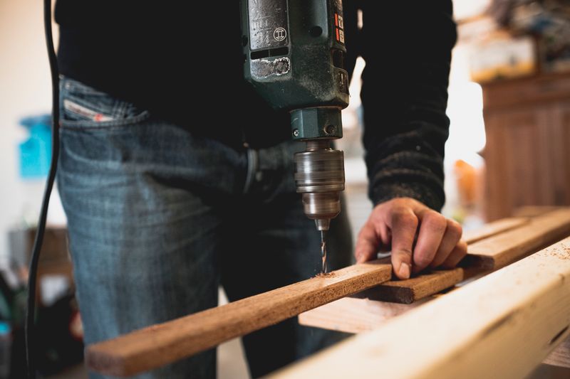 Tablas de madera apiladas y prensadas en un banco de carpintería